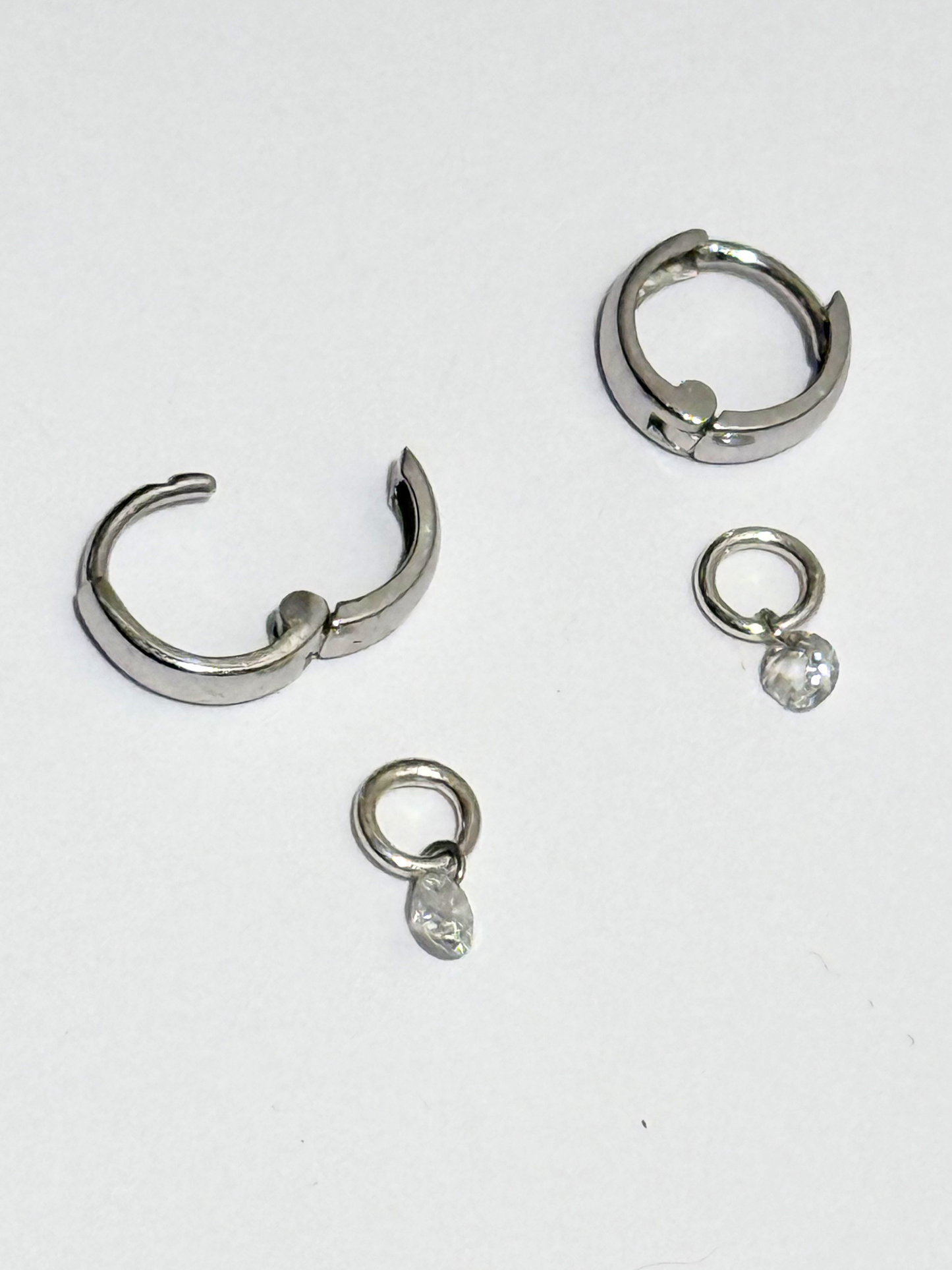 DEBRIS CHARM HUGGIES